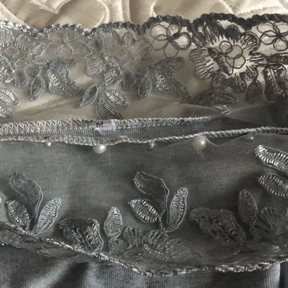 Beautiful top, lace & pearl details    🌸🌸🌸 - Picture 3 of 5